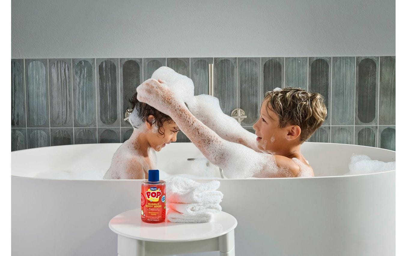 Bubbly Erdbeere 300 mlErfrischendes und reinigendes Duschgel mit Erdbeerduft für Kinder und Jugendliche, vegane Formel mit Erdbeerextrakt