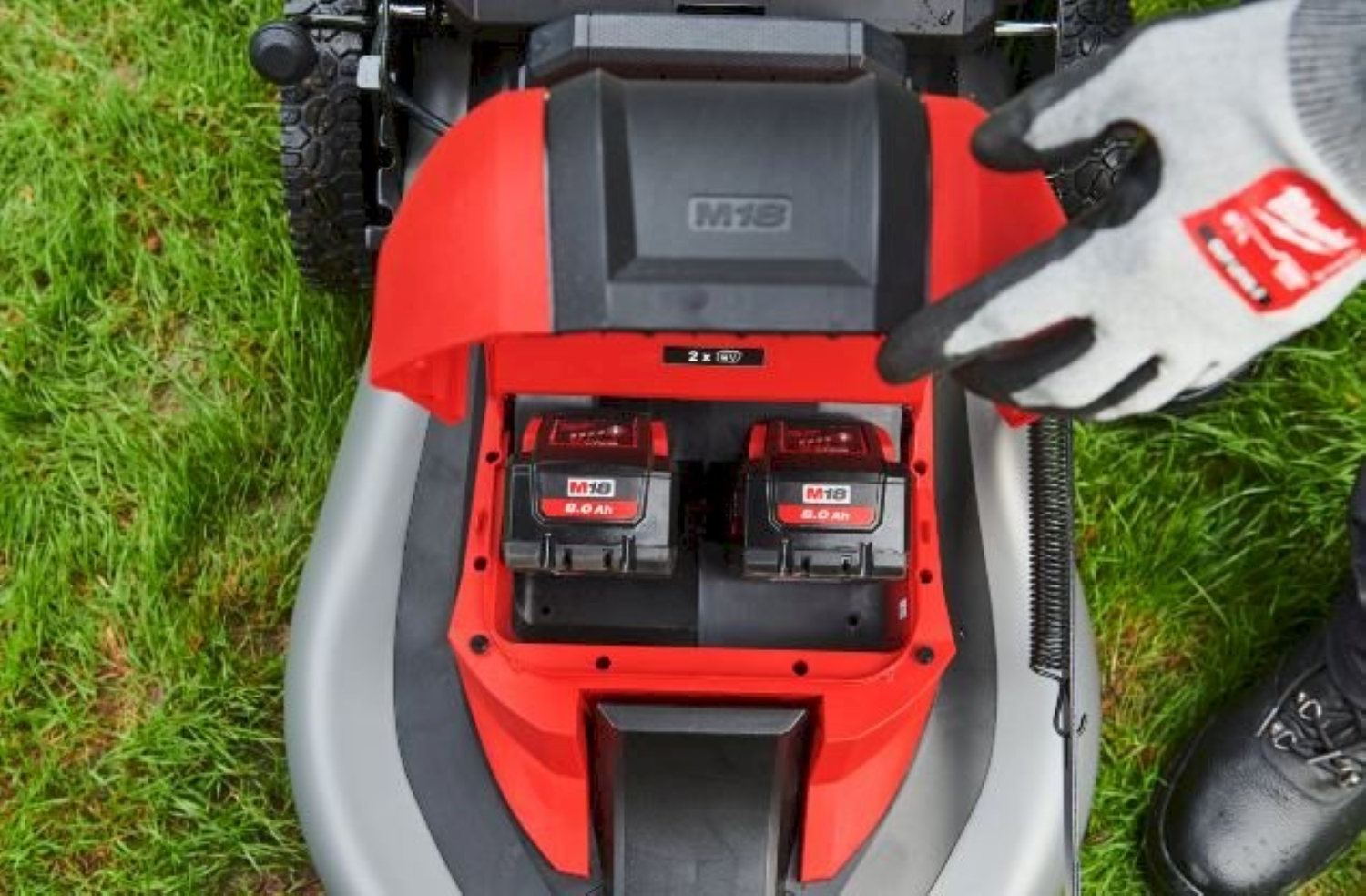 Milwaukee M18 F2LM46-802 FUEL 36V (2x 18V) Li-Ion accu zelfrijdende grasmaaier set (2x 8,0Ah) - 46 cm