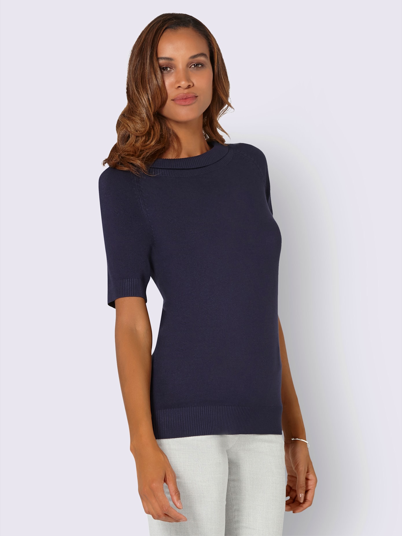 Pull à manches courtes encolure en u féminine