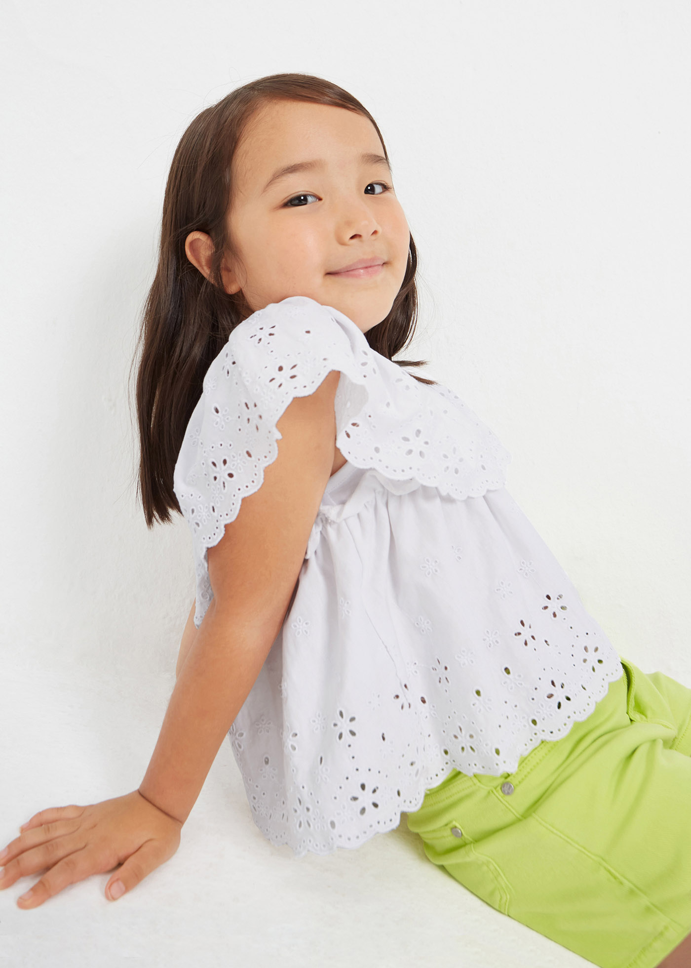 Blusa com motivos perfurados, feita de algodão sustentável, para meninas.