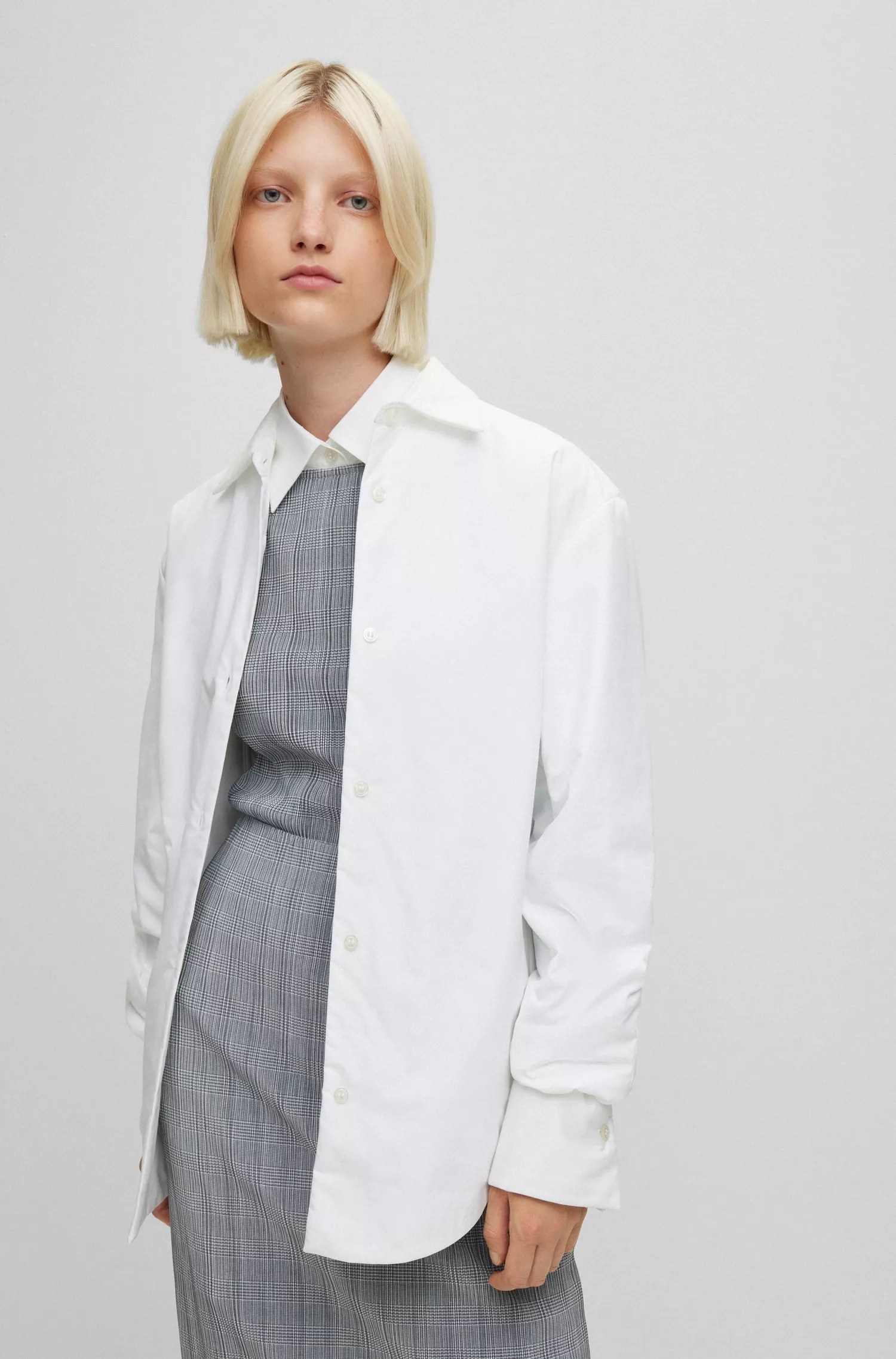 Jaqueta camisa BOSS preta, oversized, acolchoada, em algodão popeline.