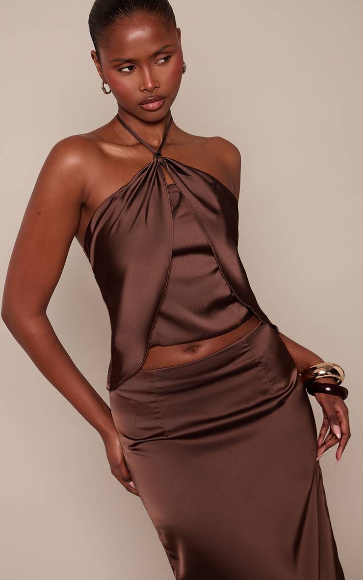 Chocolat Top Court Col Halter Avec Détail Découpe En Satin Coordonné