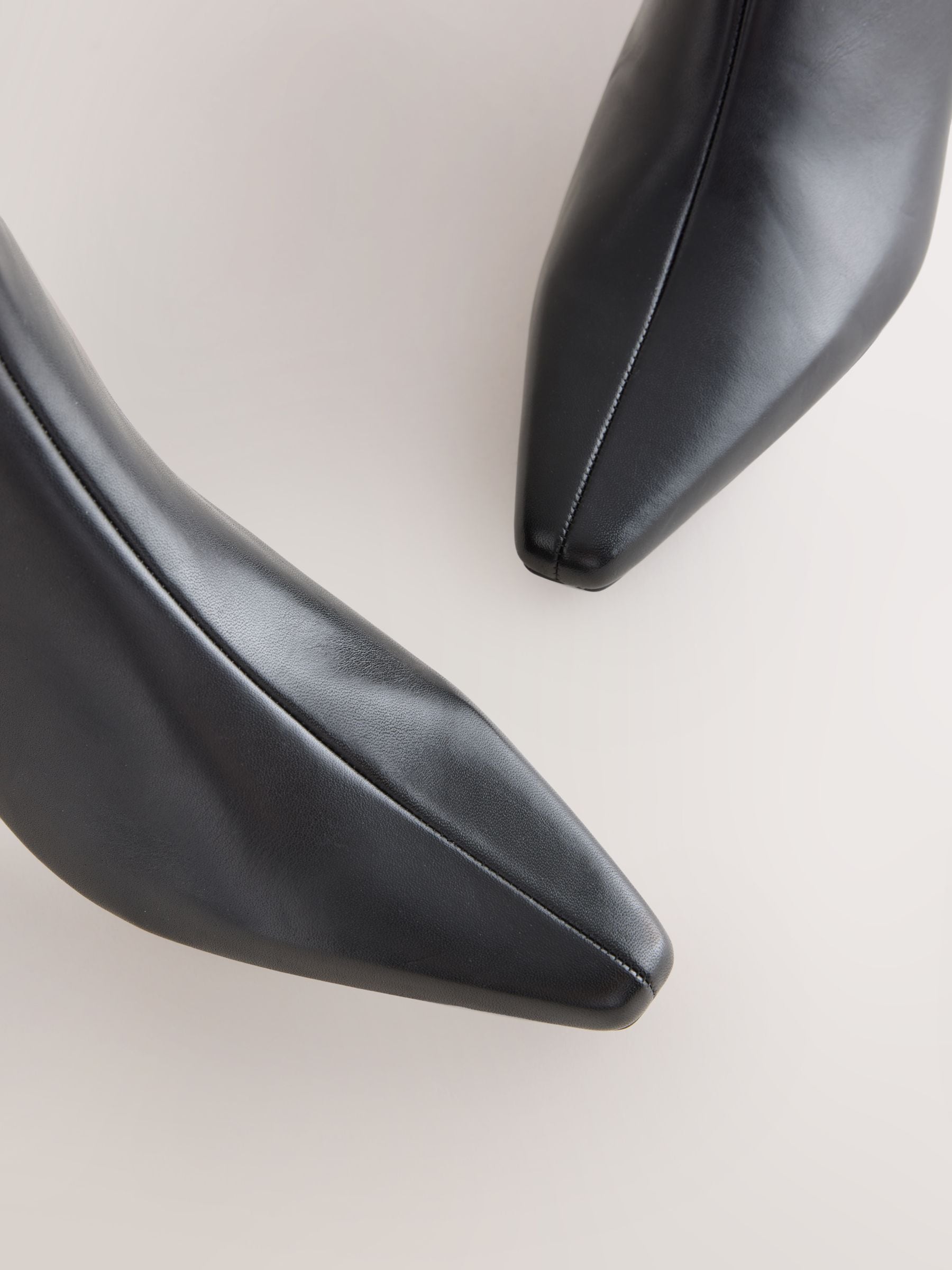 Zwart leer - Forever Comfort® enkellaarsjes met hak en spitse neus