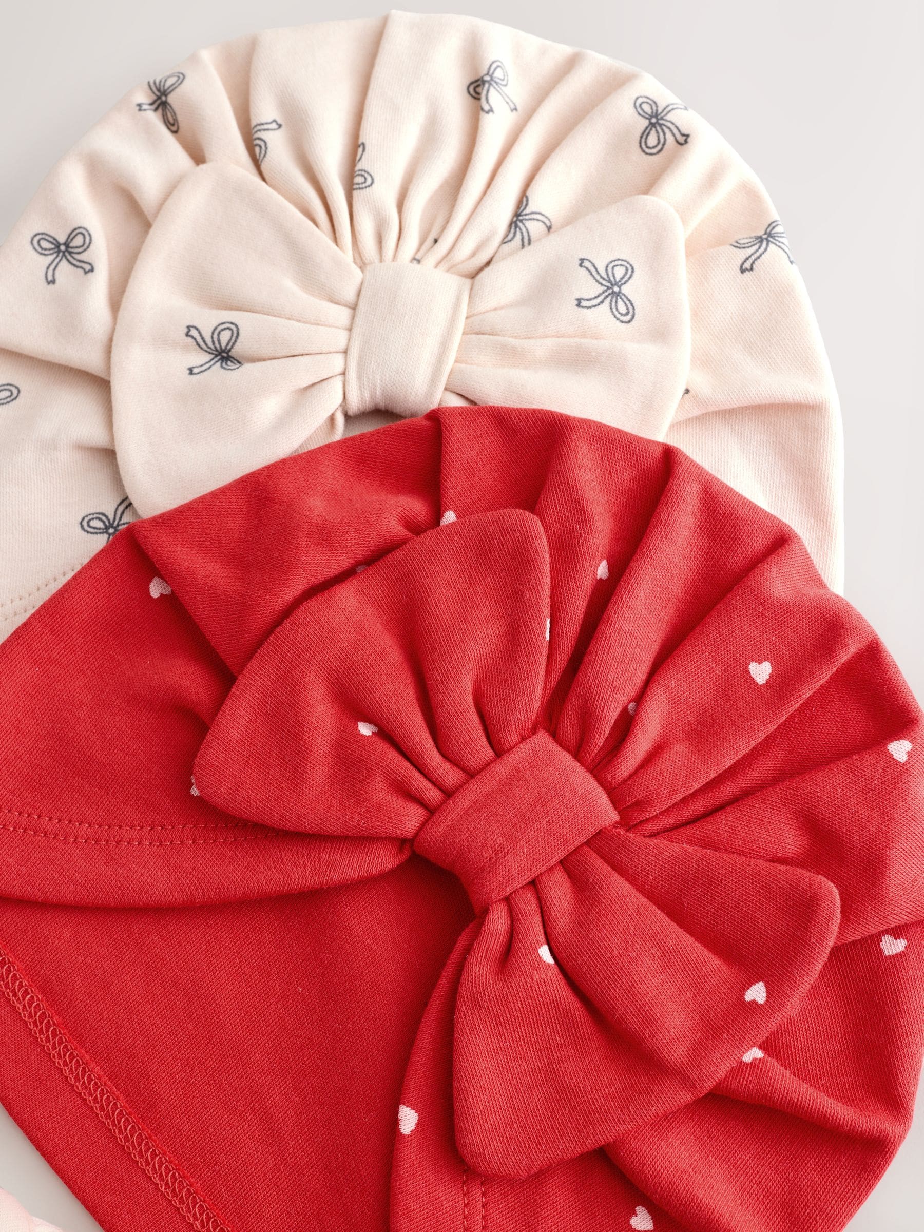Rood/crèmekleurig - Set van 4 babymutsen en slabbetjes (0-18mnd)