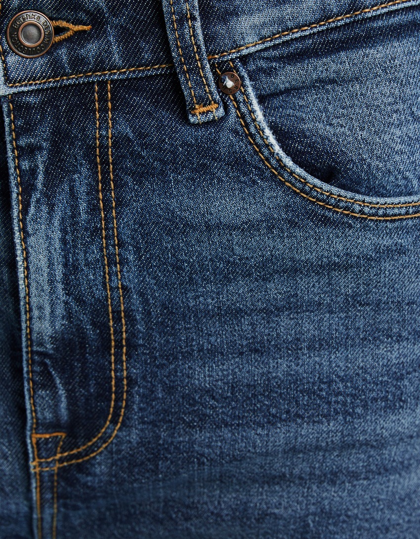 Calça jeans reta confortável com fenda lateral