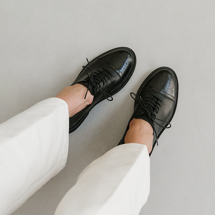 Mocassins à lacets et surpiqures  en cuir noir