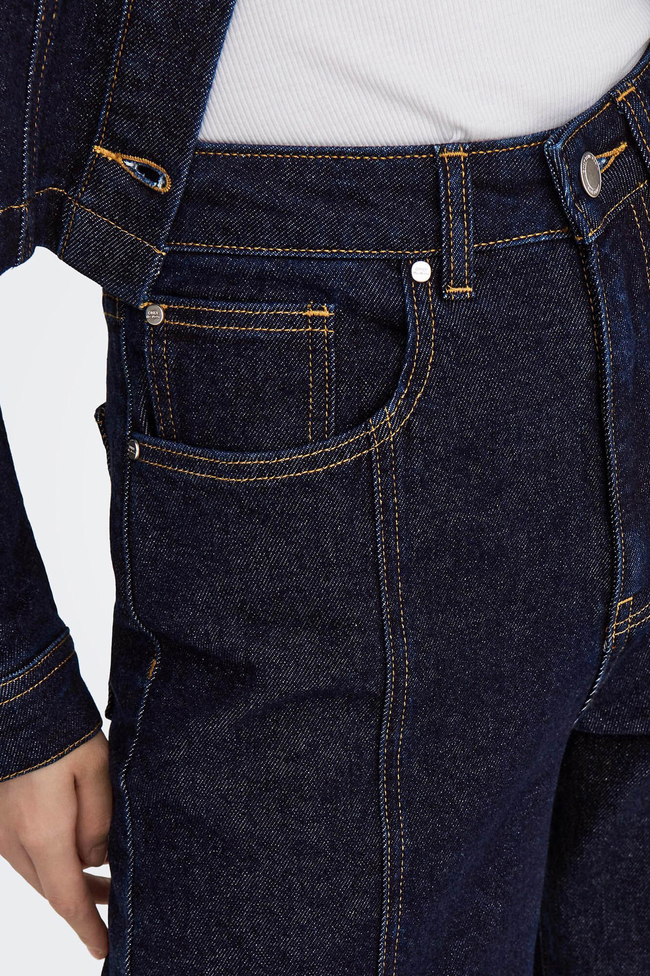 Calça jeans de cintura média e pernas largas