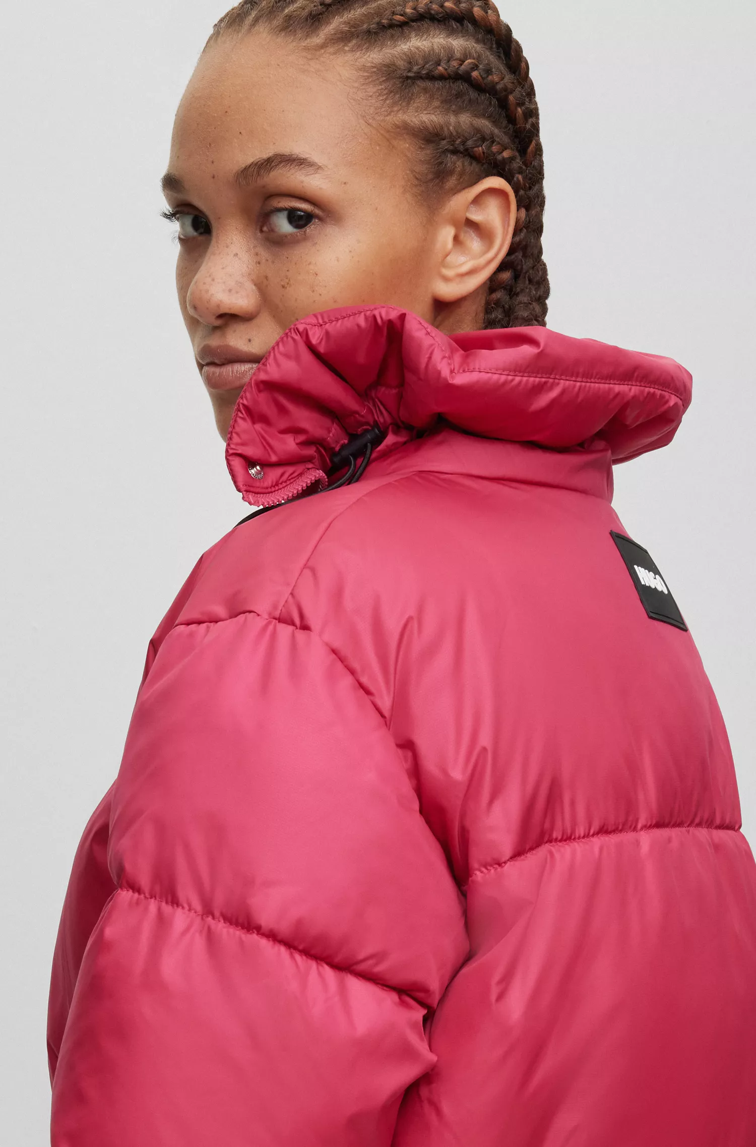 Jaqueta puffer HUGO vermelha, impermeável, com patch de logotipo.