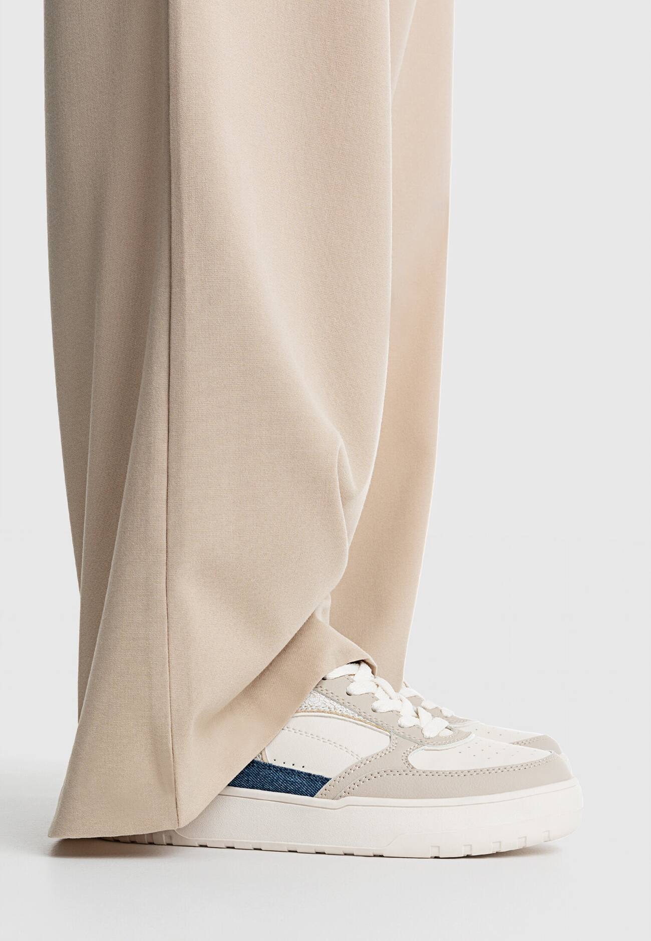 Tênis de denim contrastante