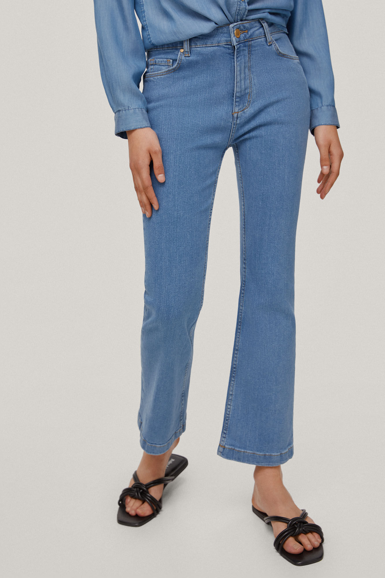 Calça jeans cropped com cinco bolsos e modelagem flare - Azul