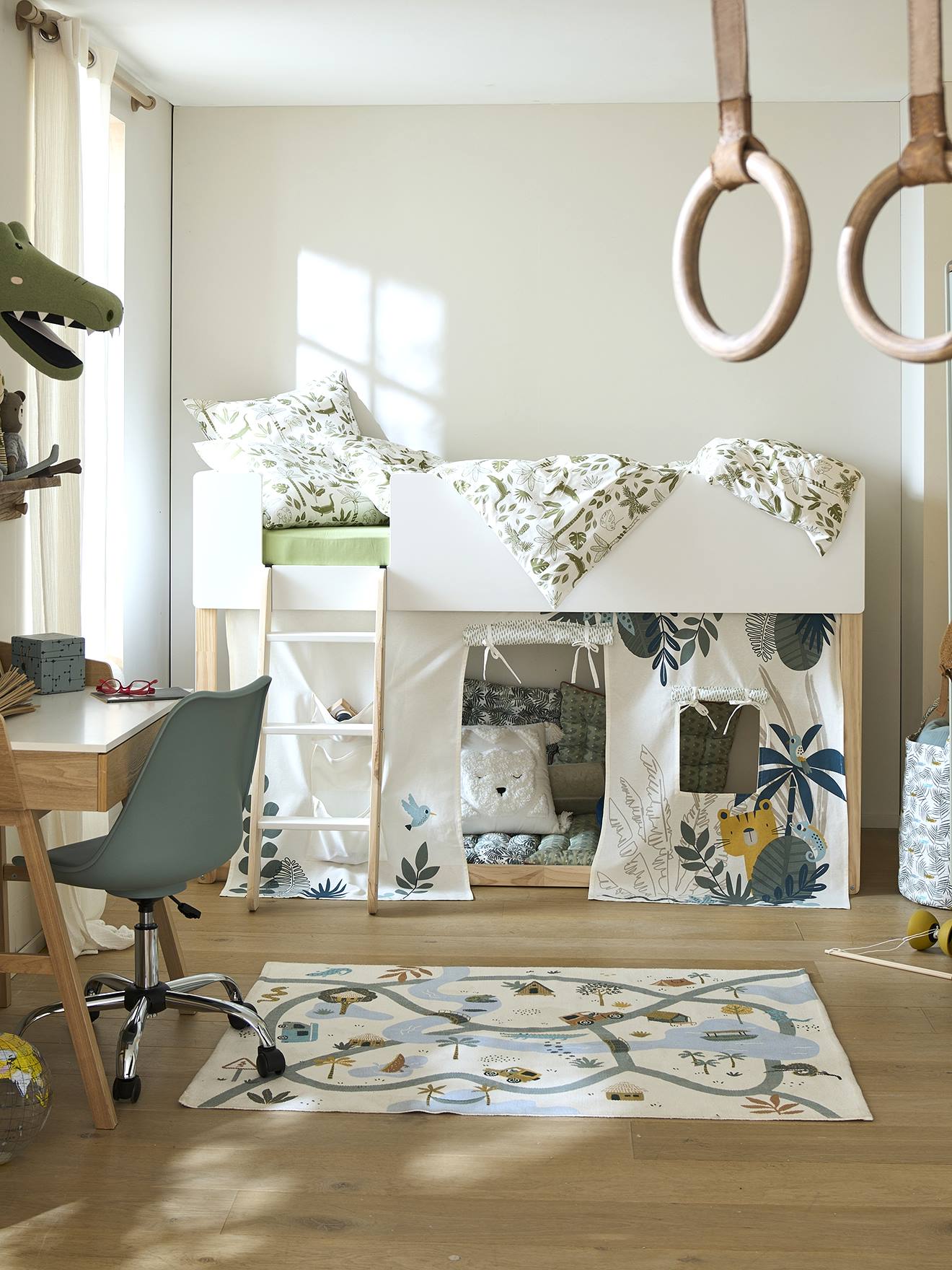Tenda de cama reversível Jungle Imaginaire, branca lisa com estampas.