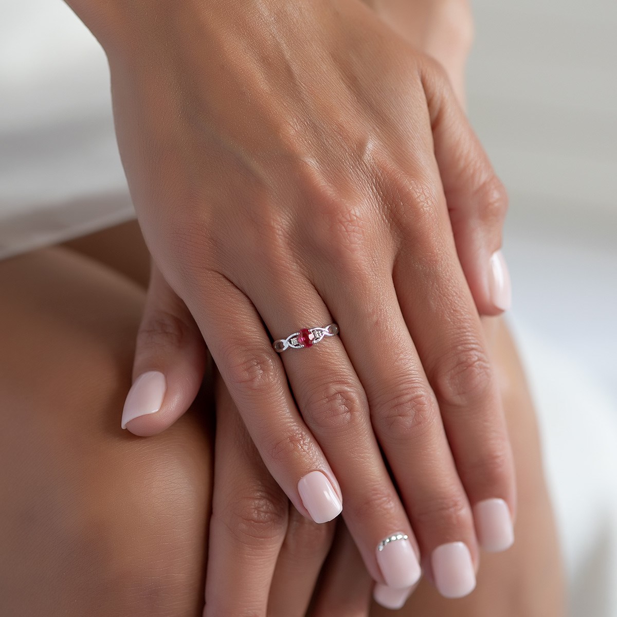 Bague ADEN Or 585 Blanc Rubis et diamants 2.2grs