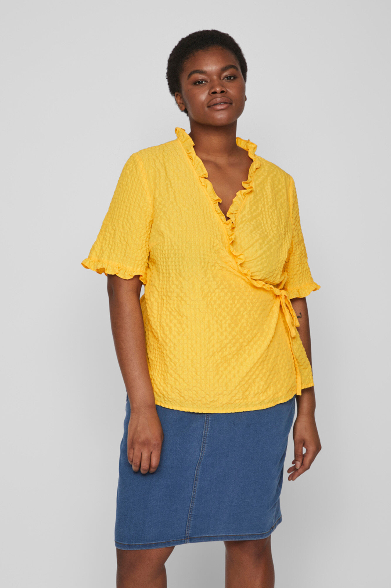 Blusa de manga curta com babados da Evoked by Vila - Amarela