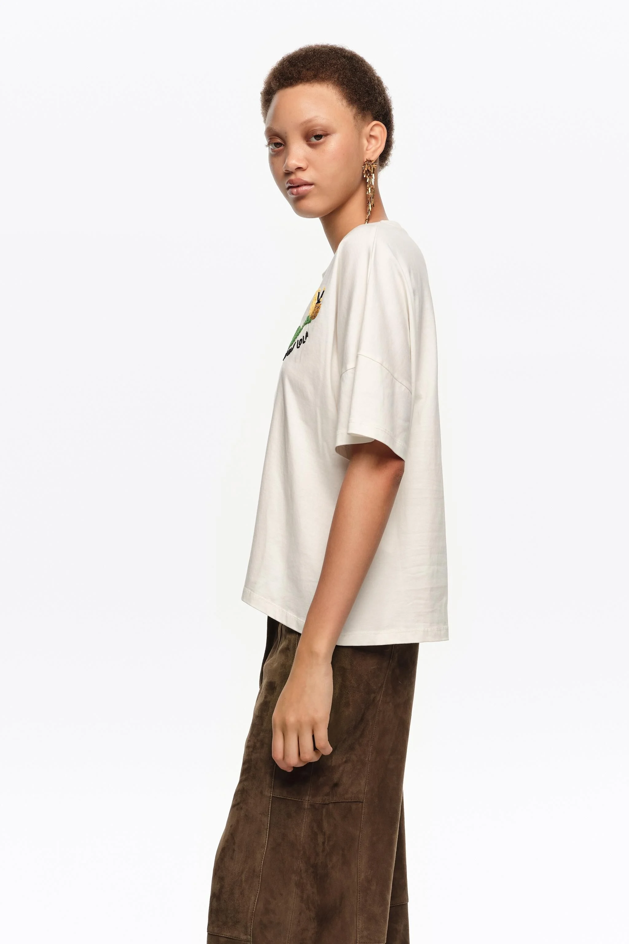 Camiseta marfim com logotipo bordado à mão