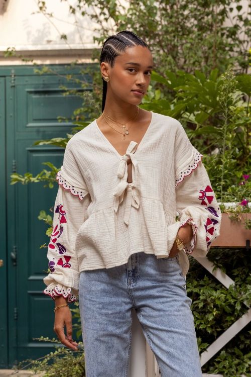 Witte mousseline blouse met embroidery en strikjes