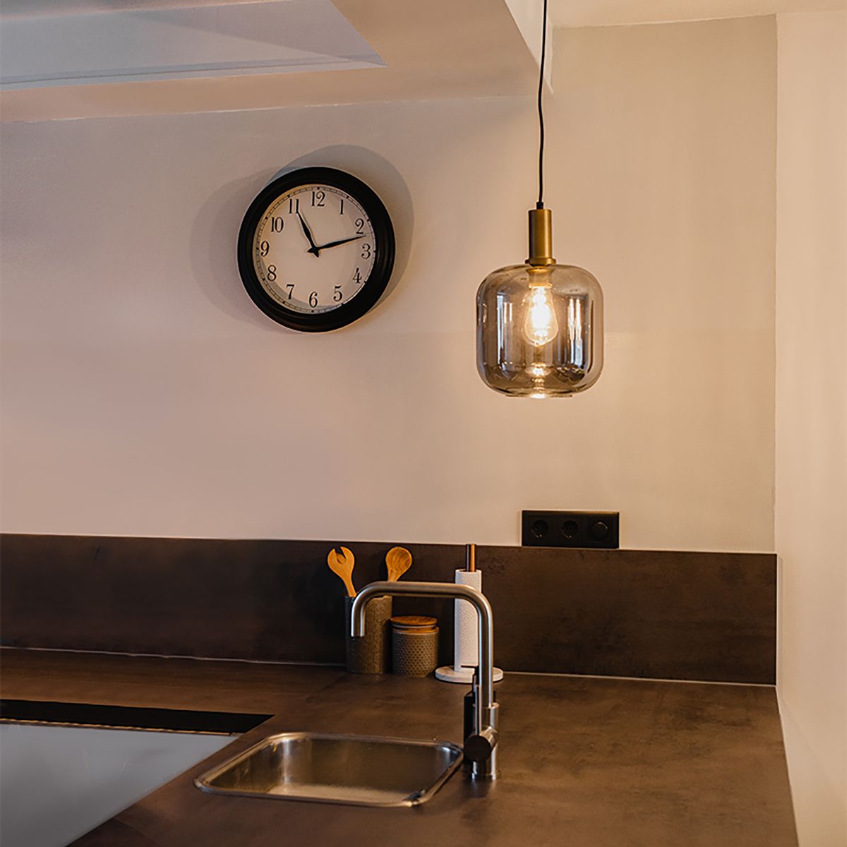 Smart hanglamp zwart met goud en smoke glas incl. Wifi A60 - Zuzanna