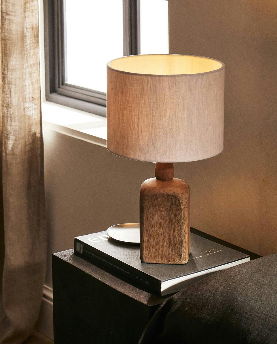 LUMINÁRIA COM BASE DE MADEIRA