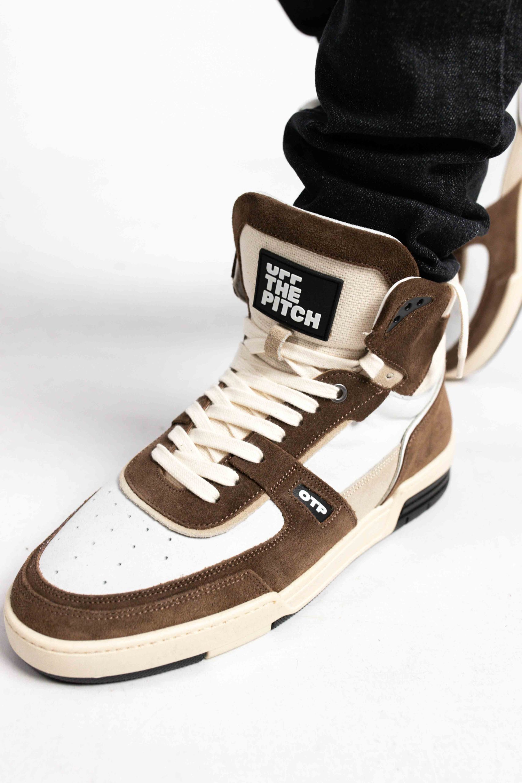 Off The Pitch Basketta Hi Glass Sneakers Bruin/Wit