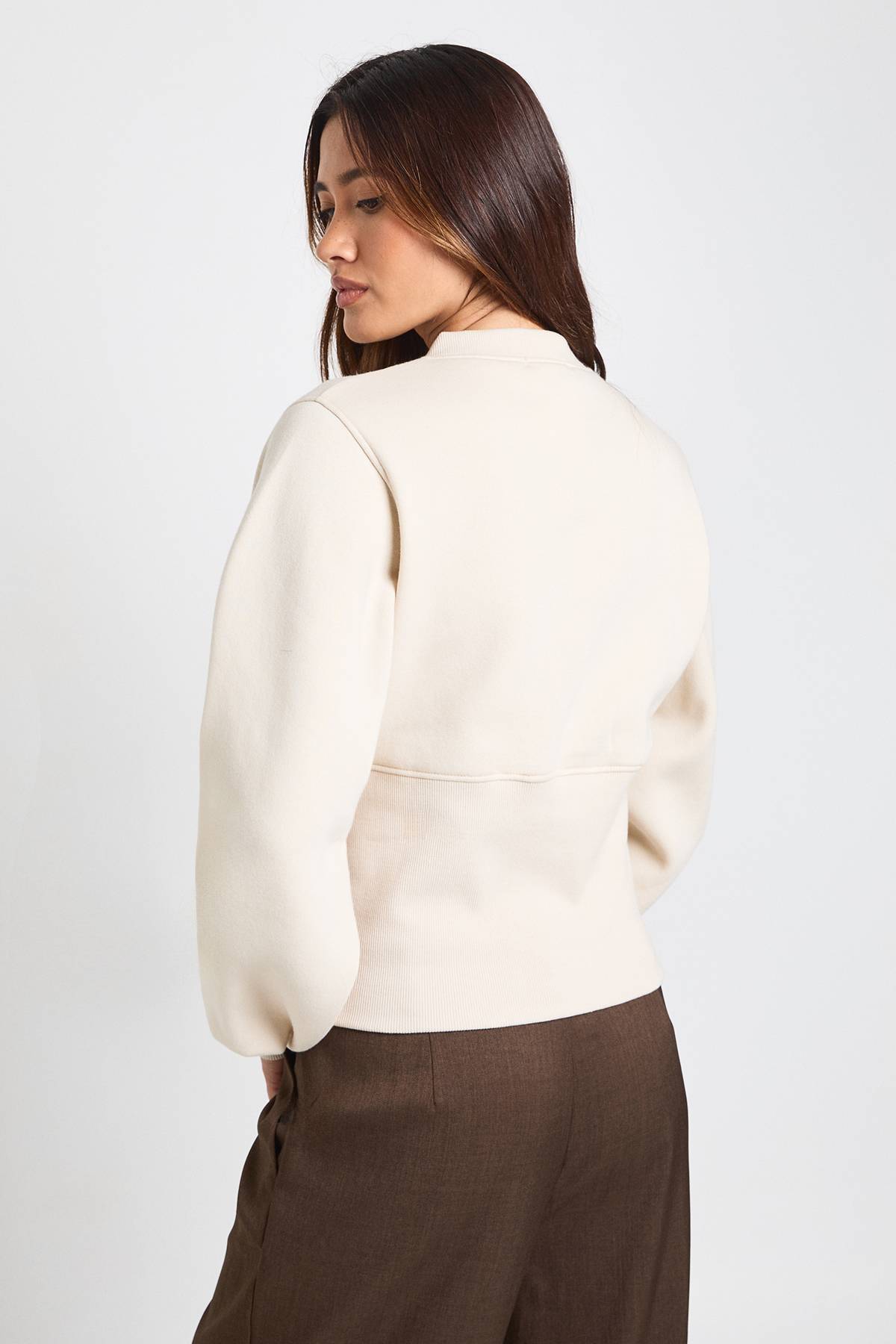 boohoo Sweat-shirt à Manches Bouffantes Taille Cintrée avec Boutons-Pression