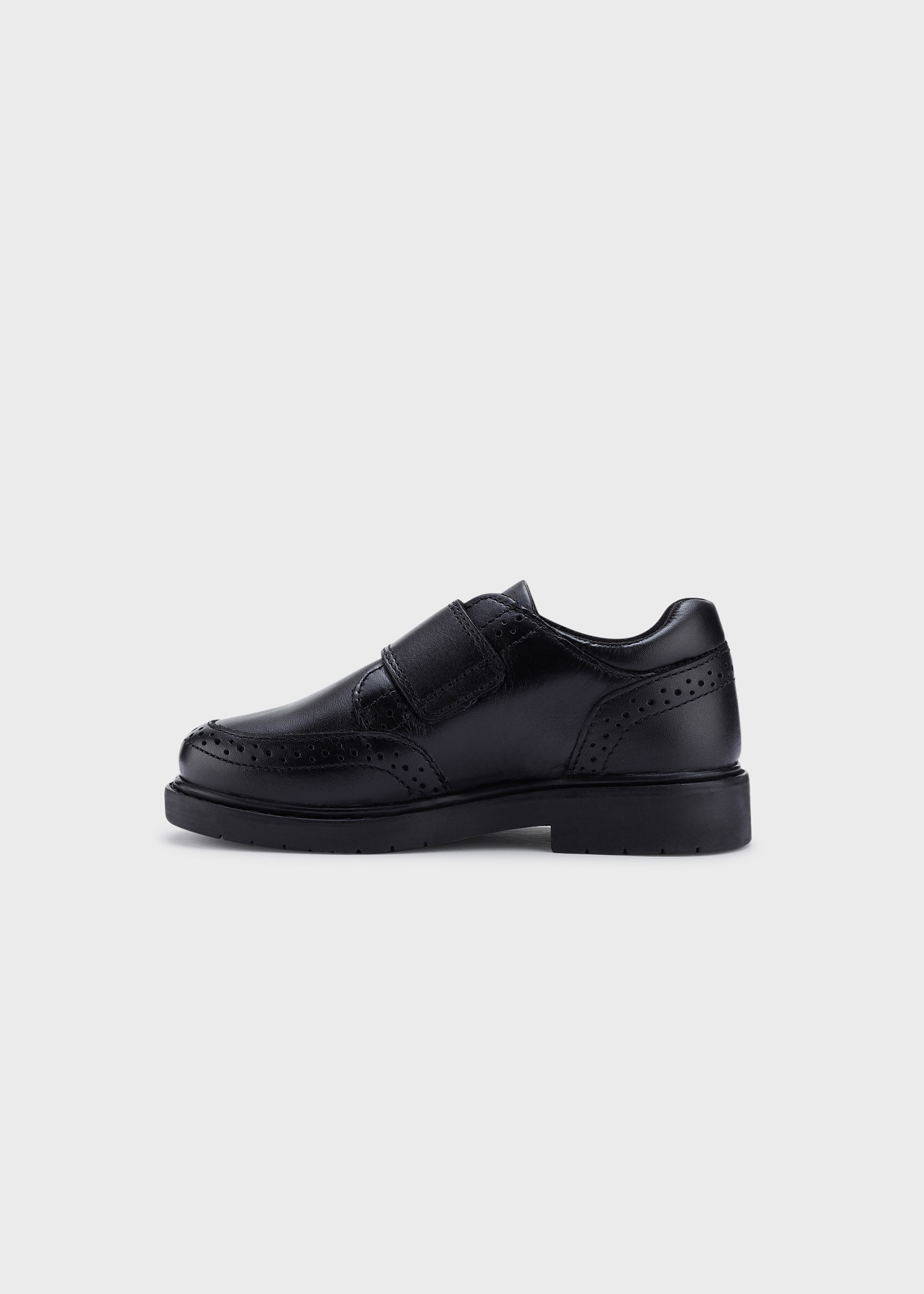 Sapato escolar com fecho de velcro