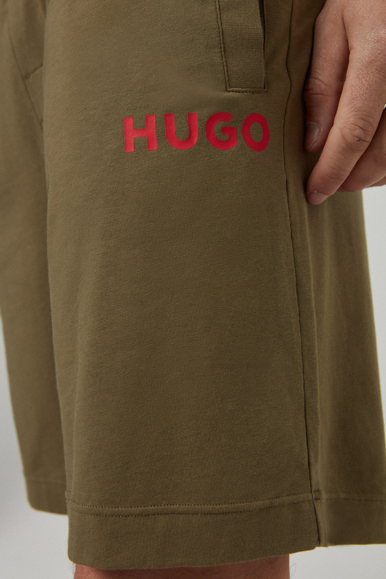 Bermuda curta com logo Hugo - verde