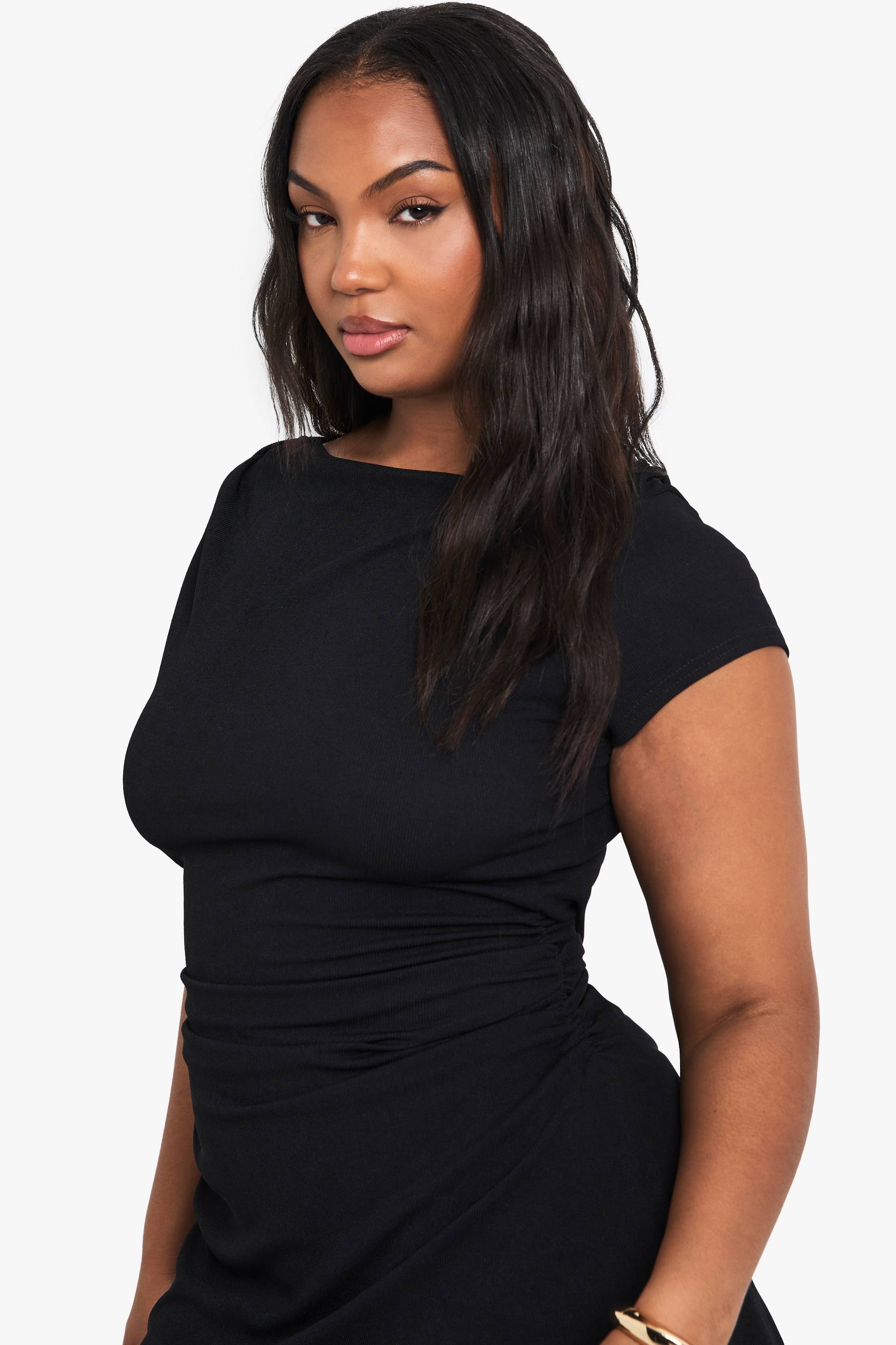 boohoo Robe mini en côtes Plus à manches cap et effet froncé