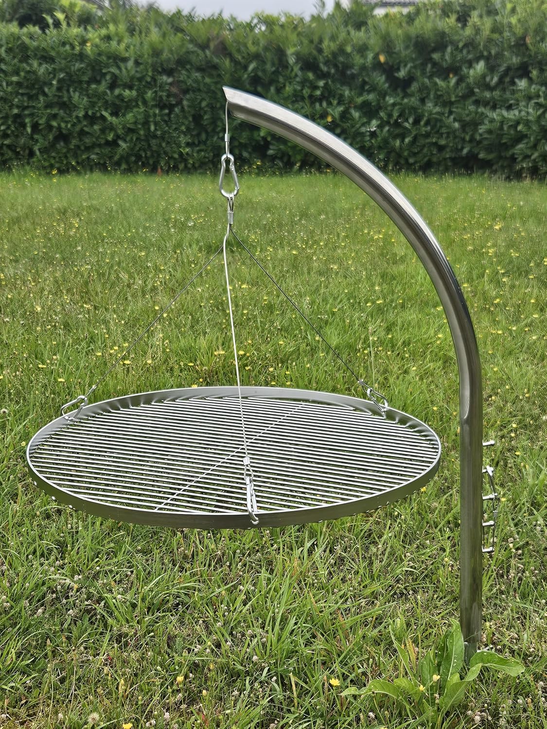HeRo24 Grillgalgen Schwenkgrill T210 – Grillgestell mit Erdspieß aus Edelstahl (3,5 cm Rohr) – inkl. 50 cm Edelstahl Grillrost – höhenverstellbar für Feuerstelle & Outdoor