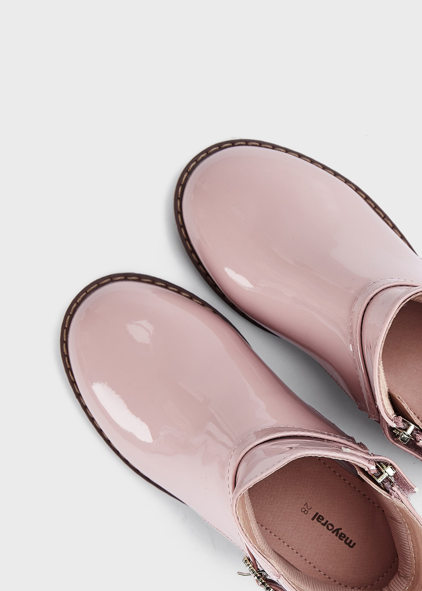 Botas de cano curto em verniz para meninas