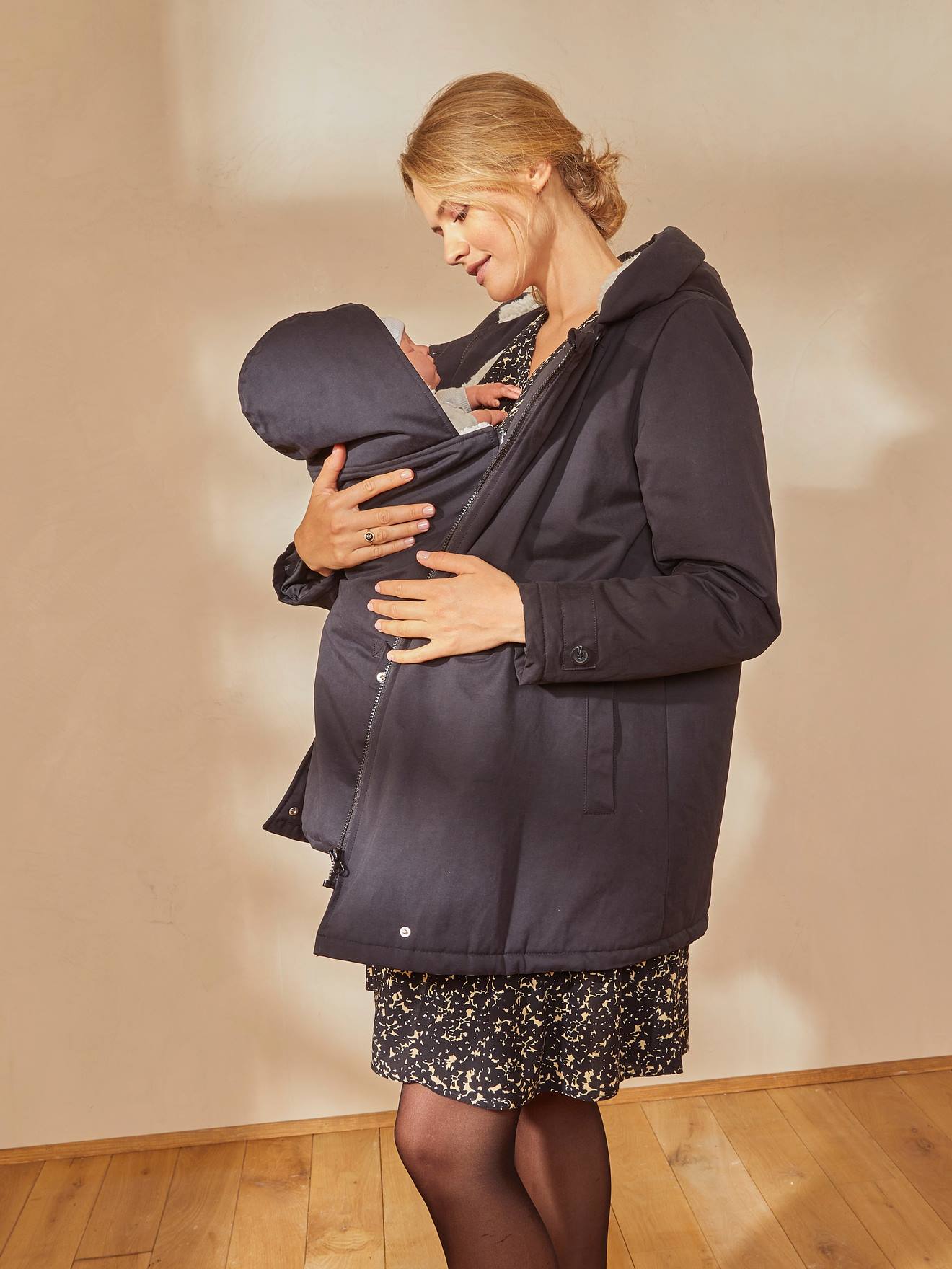 Parka preta lisa, ideal para gestantes e para o período pós-parto.