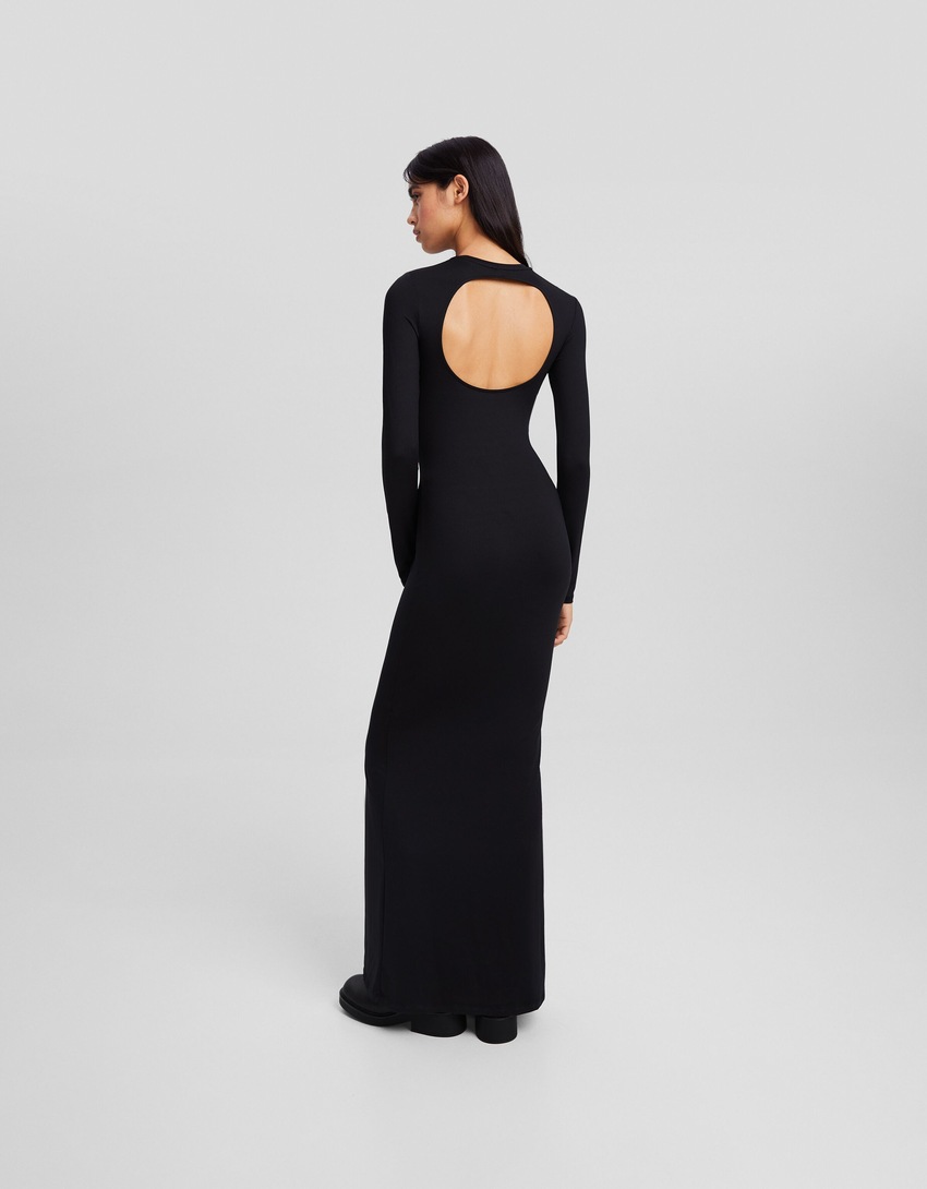 Vestido longo com costas abertas e mangas compridas.