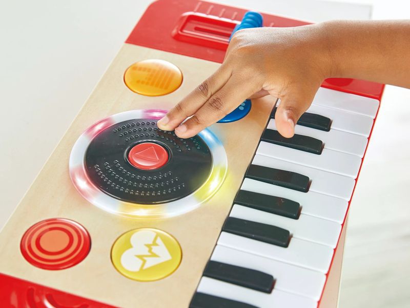 Hape Musikspielzeug DJ-Mischpult Batteriebetriebenes Musikinstrument