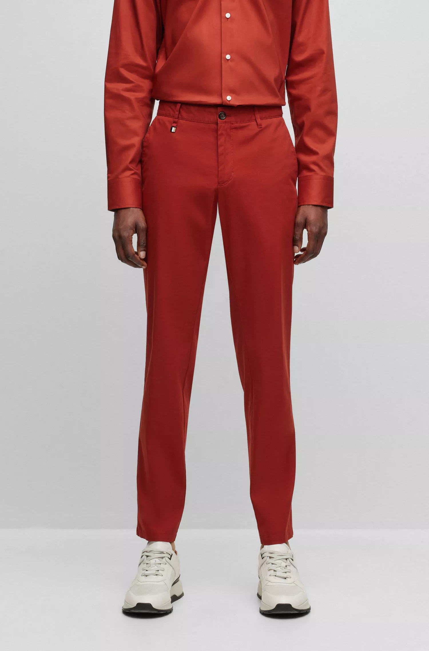 Calça BOSS preta de corte slim, em algodão elástico com a icônica faixa lateral.