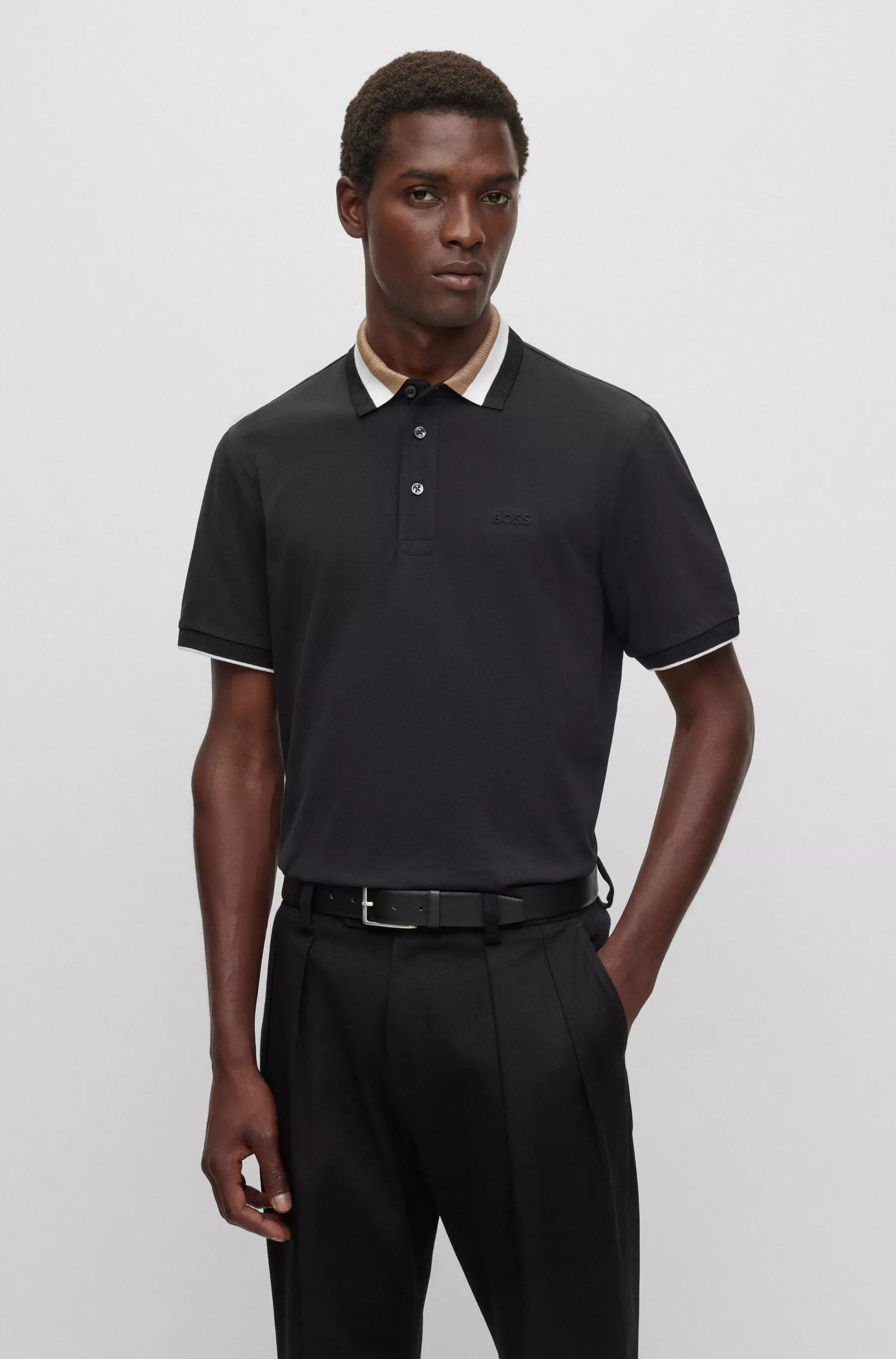 Camisa polo BOSS preta em algodão mercerizado com gola listrada exclusiva.