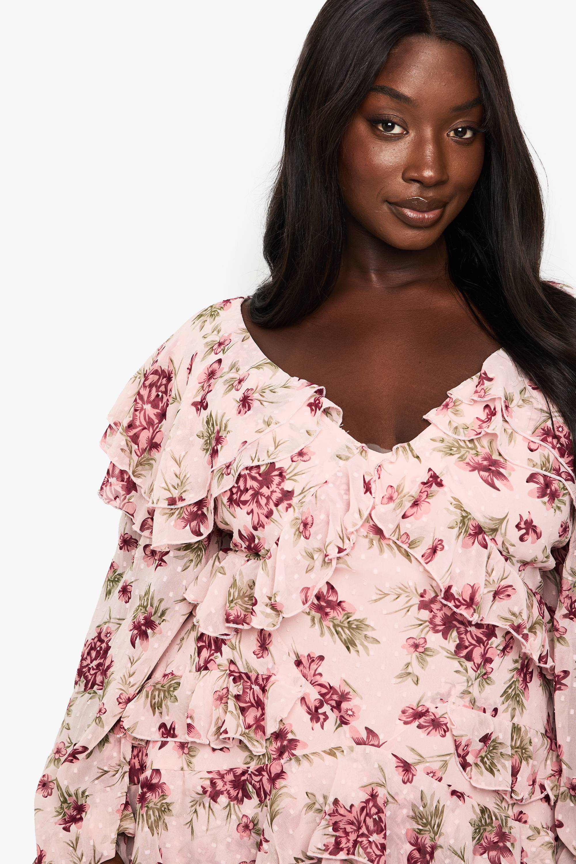 boohoo Robe Mini En Mousseline À Volants Motif Floral Grande Taille