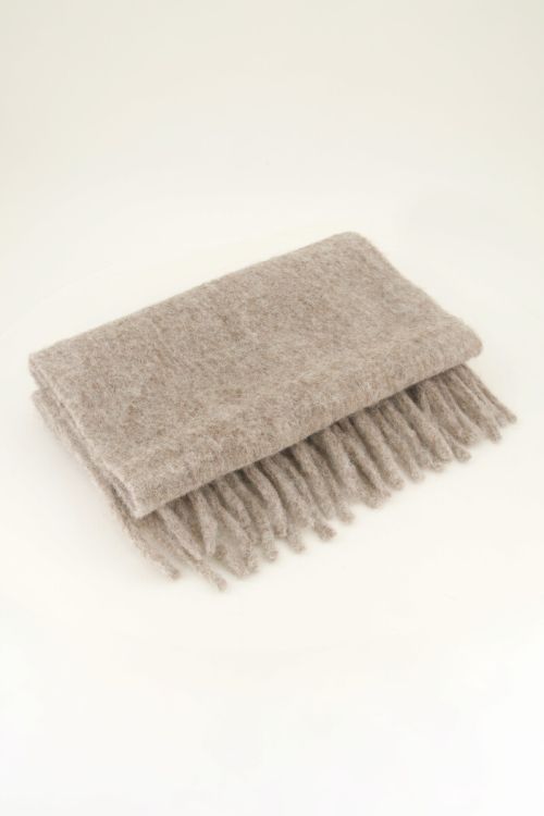 Taupe sjaal met franjes