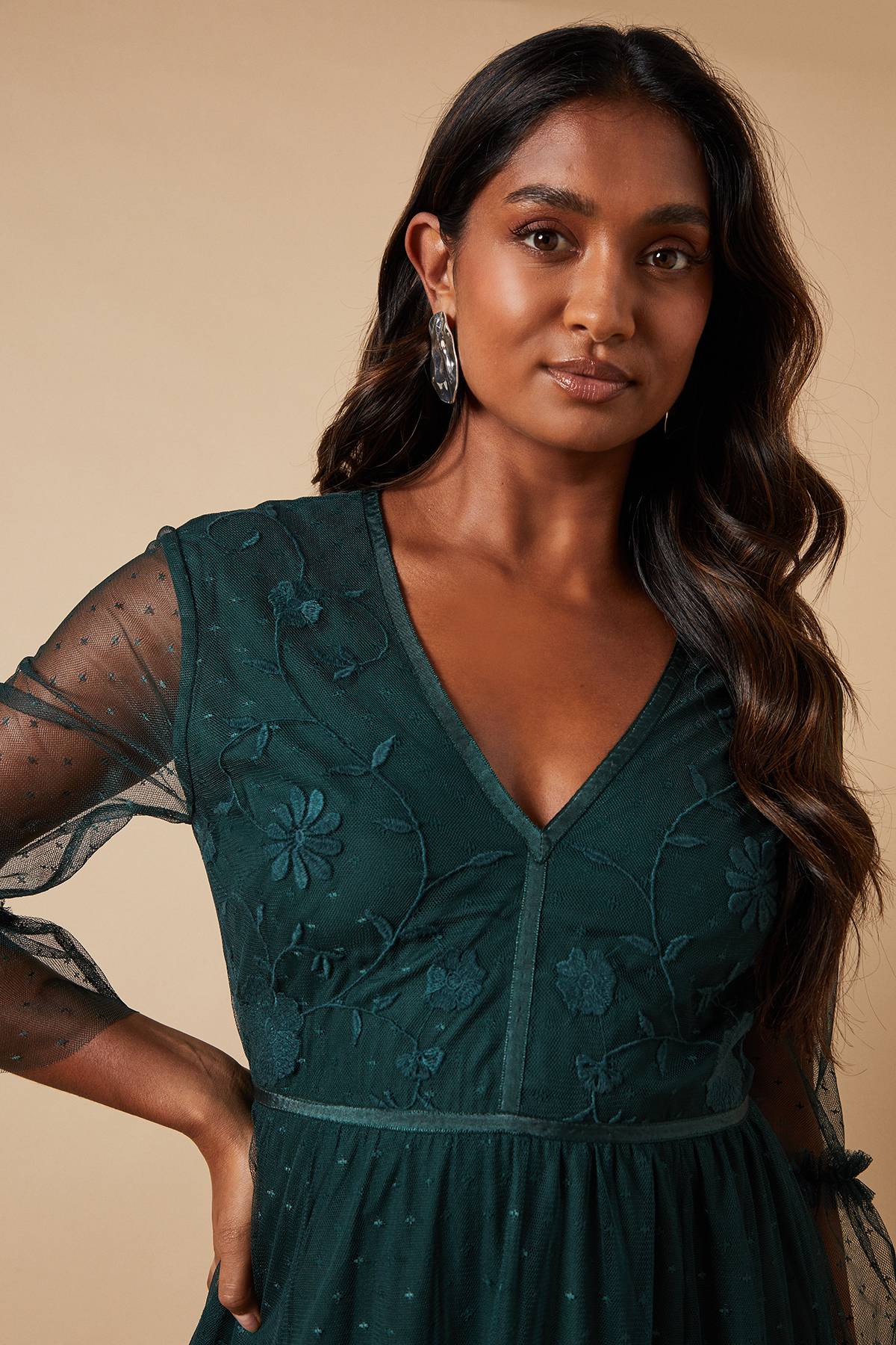 Oasis Robe Mi-Longue Étagée en Maille Brodée pour Occasions Spéciales