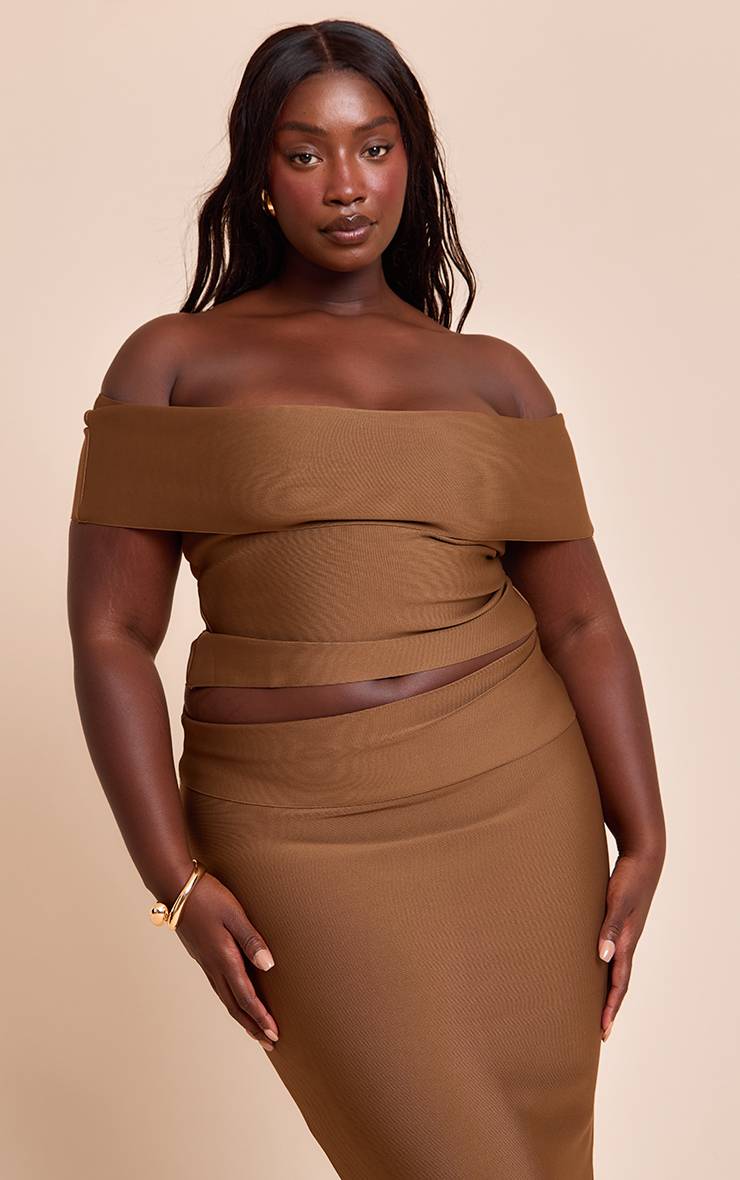 Deep Chocolate Haut Coordonné Grande Taille En Maille Bandage Ajustée À Encolure Asymétrique Drapée