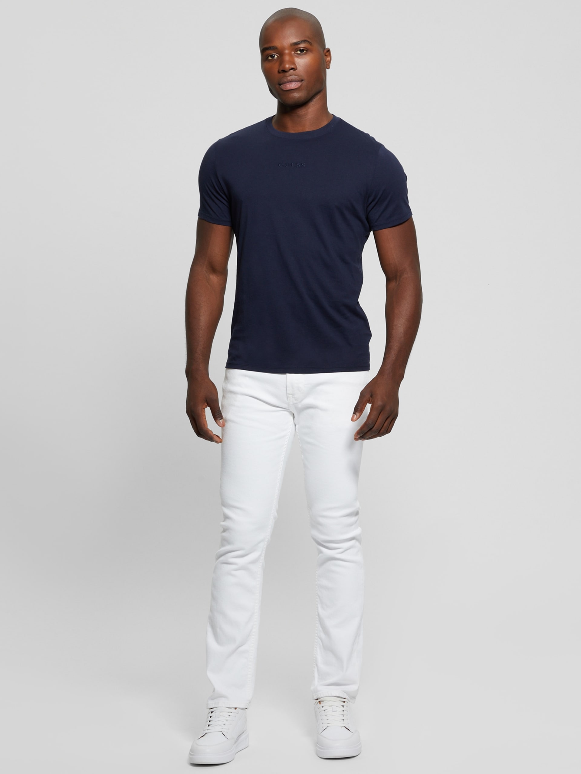 Camiseta com assinatura bordada