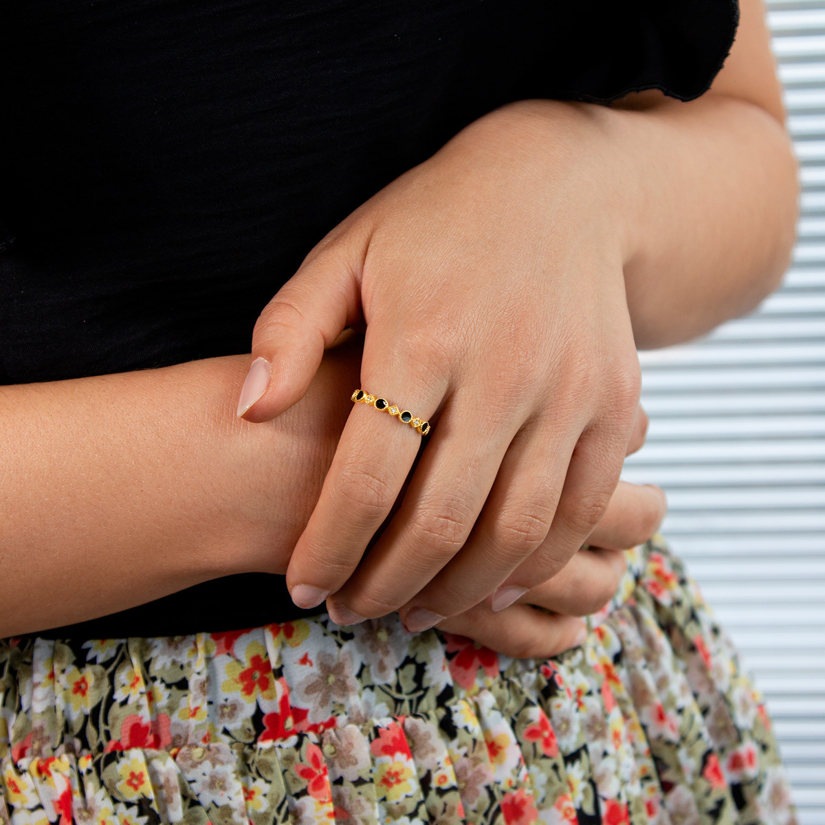 Bague plaqué or jaune perlée, résine noire et zirconias, motif rond et losange.