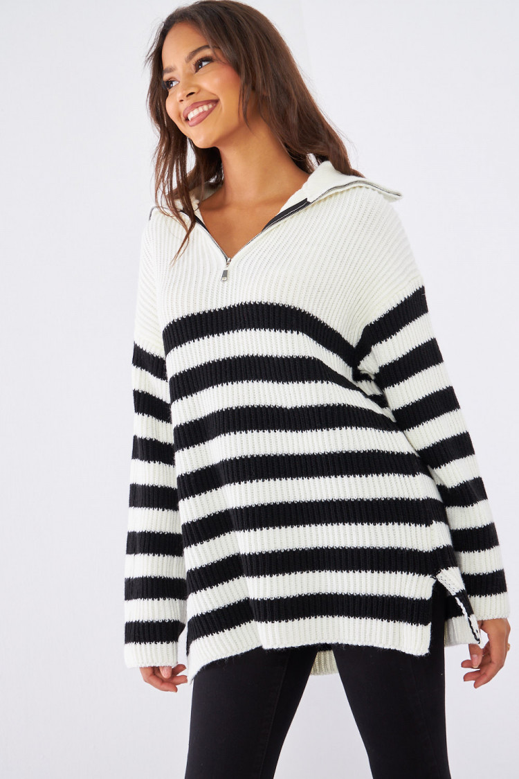 Pull blanc et noir à rayures