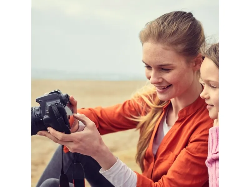 Canon EOS 250D - Digitalkamera - SLR - 24.1 MP - APS-C - 4K / 25 fps - 3x optisk zoom EF-S 18-55 mm III objektiv - Wi-Fi, Bluetooth - sort