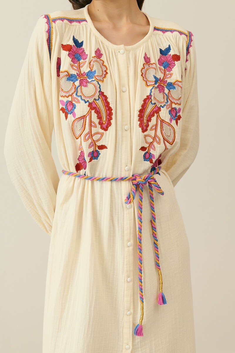 LOUISE MISHA<br>Vestido maxi bordado com mangas compridas DJINALIA