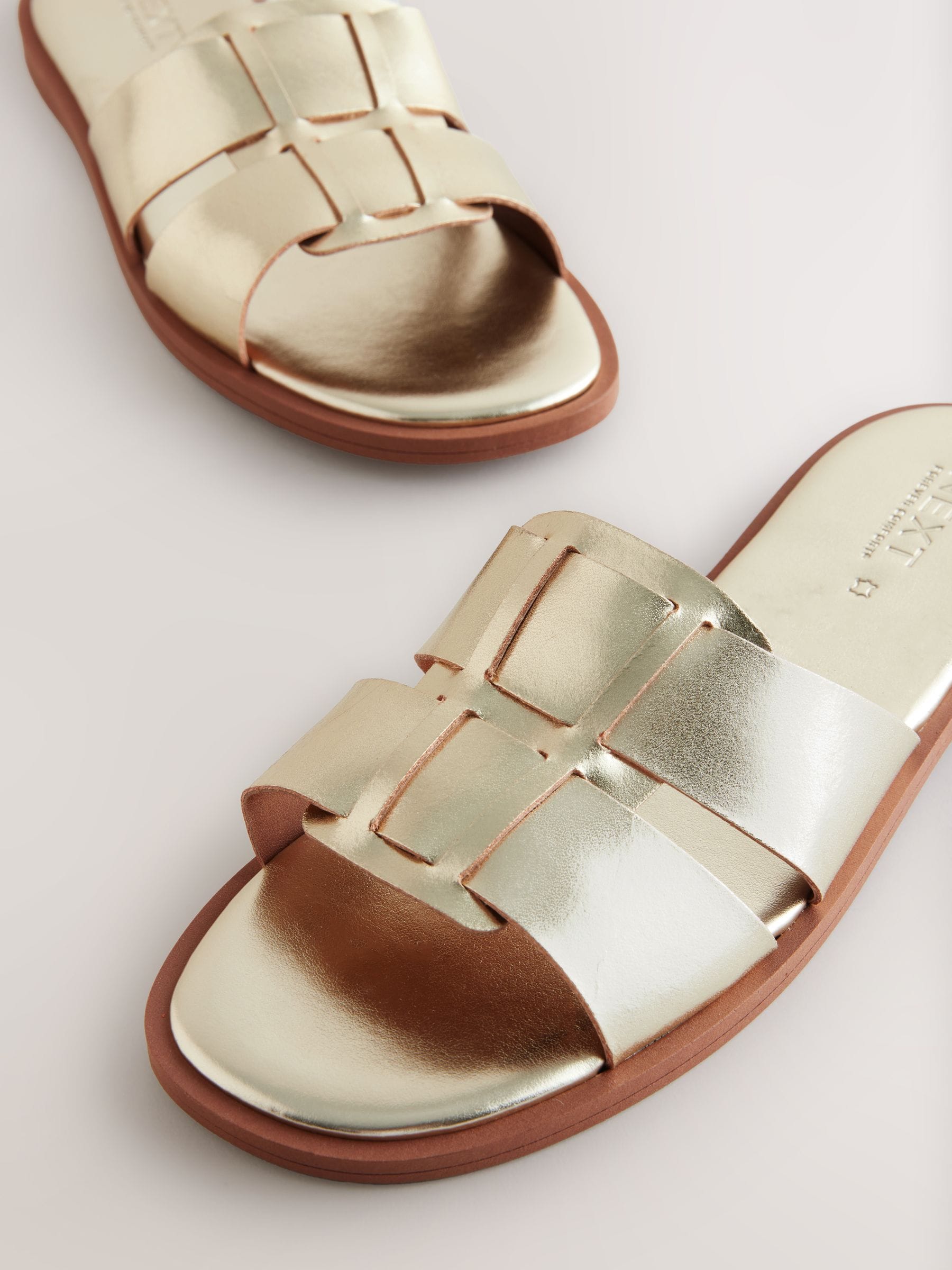 Goudkleurig leer - Slotted Muilsandalen