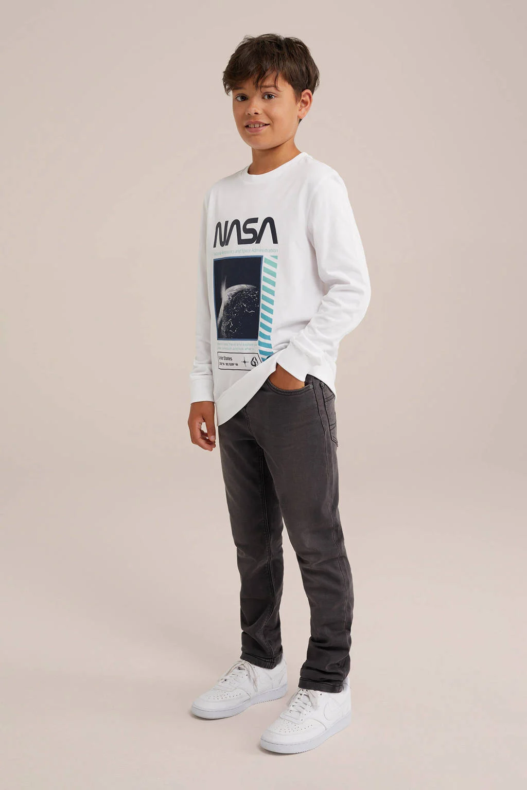 WE Fashion tapered fit jeans black faded
