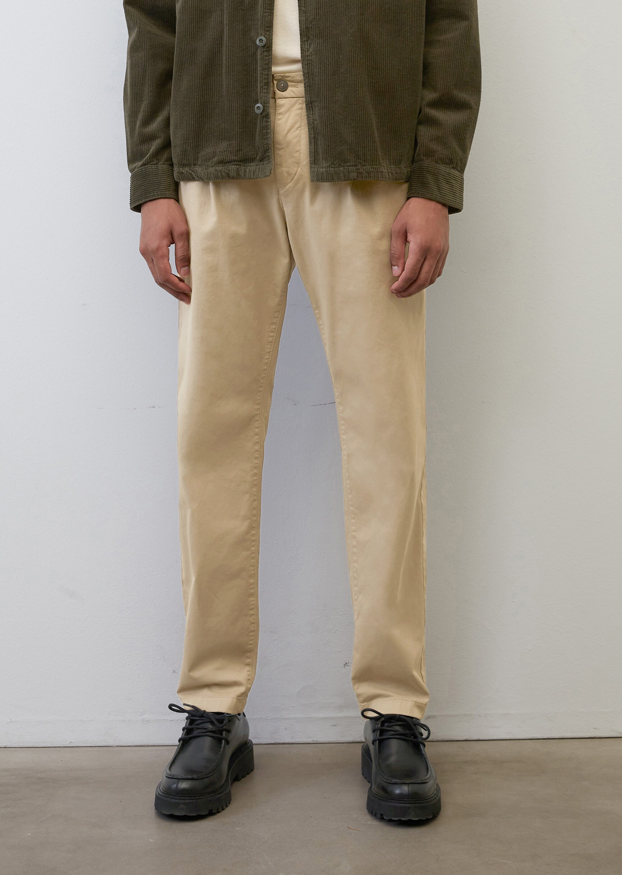 Chino - Modell OSBY Jogger pleats aus hochwertigem Bio-Baumwolle-Mix