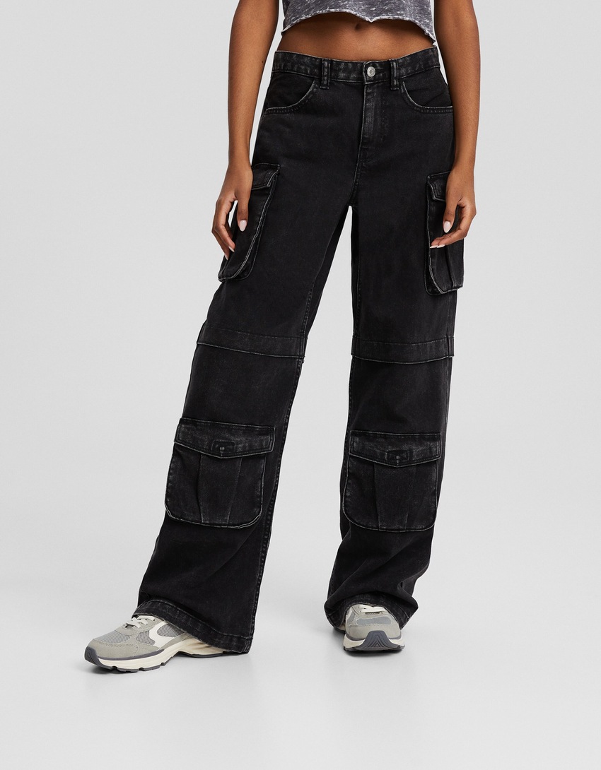 Calça cargo com vários bolsos
