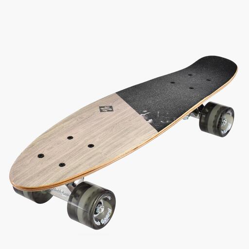 Penny surfando na rua