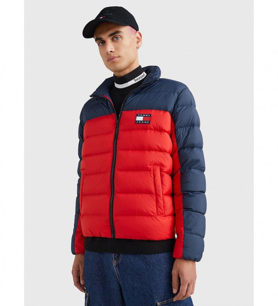 Jaqueta Tommy Jeans Plumn Puffer em blocos de cores azul marinho e vermelho.