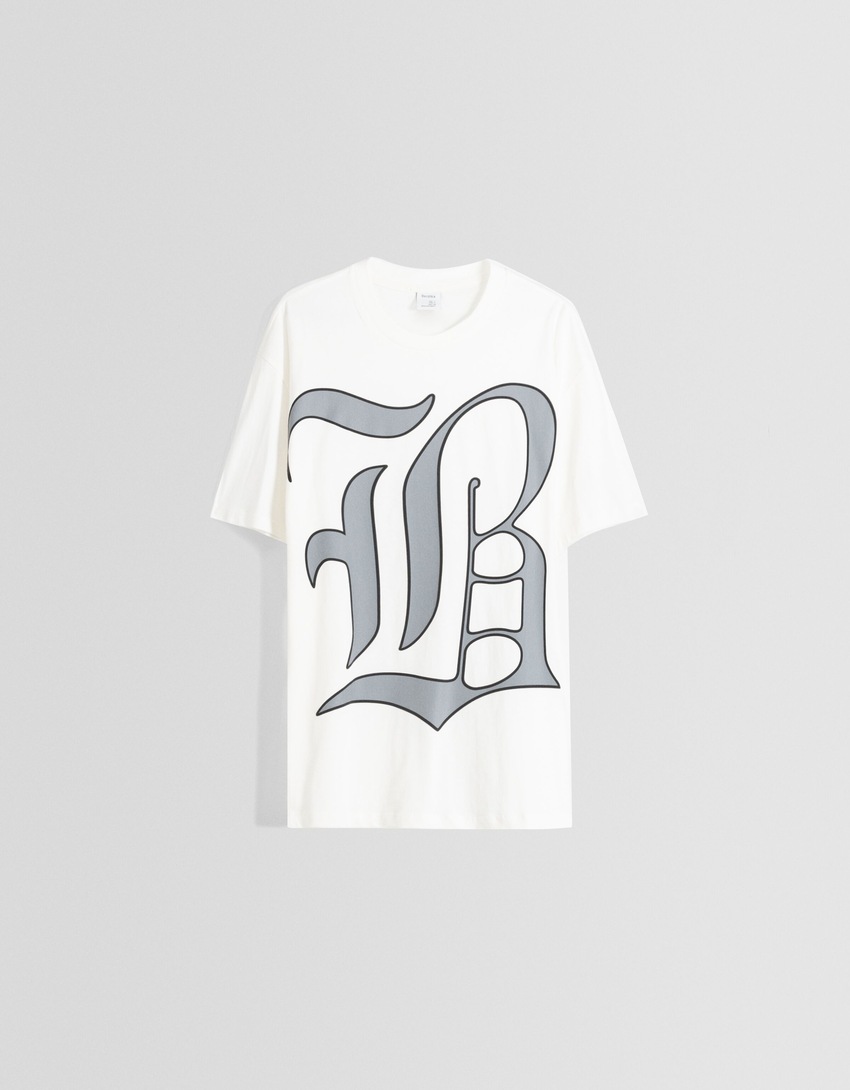 Camiseta de manga curta com modelagem quadrada e estampa.