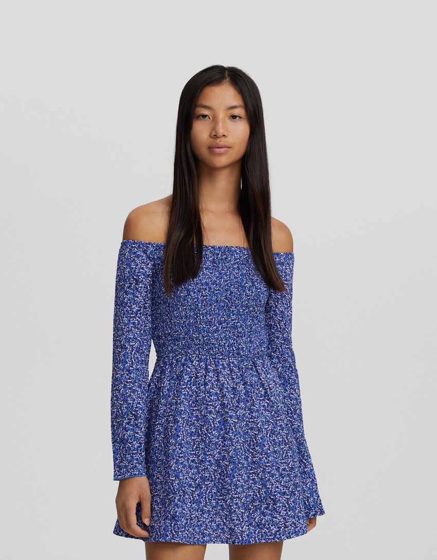 Vestido curto de manga comprida com estampa floral e decote ombro a ombro
